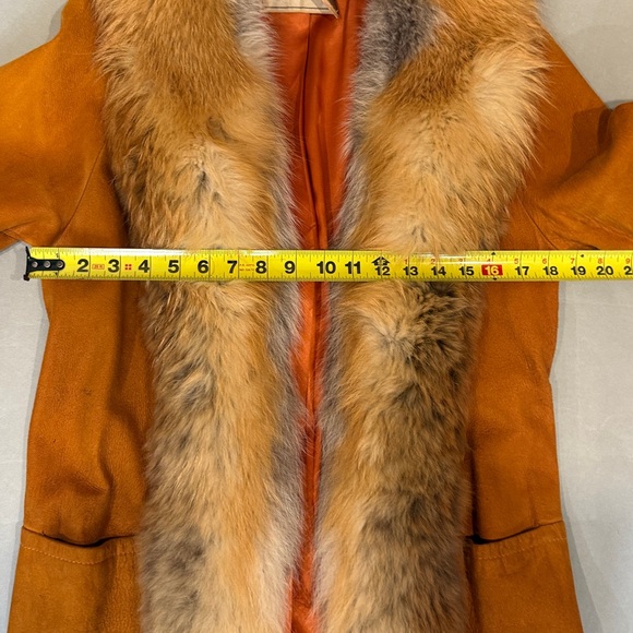 Luxurious Fur-Trimmed Tan Coat- Vintage - Picture 6 of 8